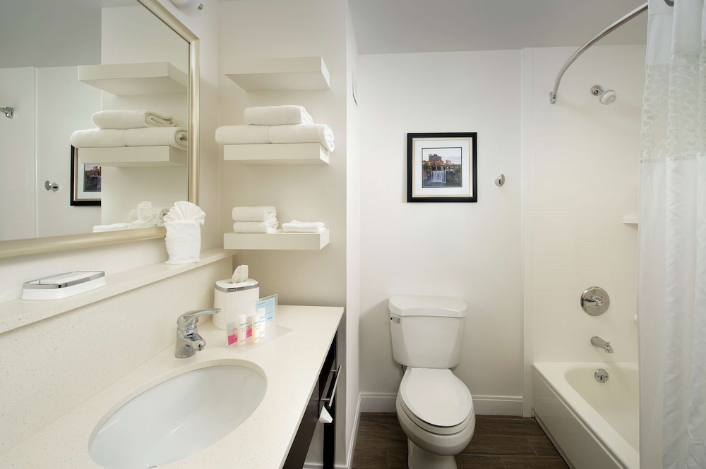 Room, 2 Queen Beds, Accessible, Non Smoking (Hearing Impaired) - Photo 3