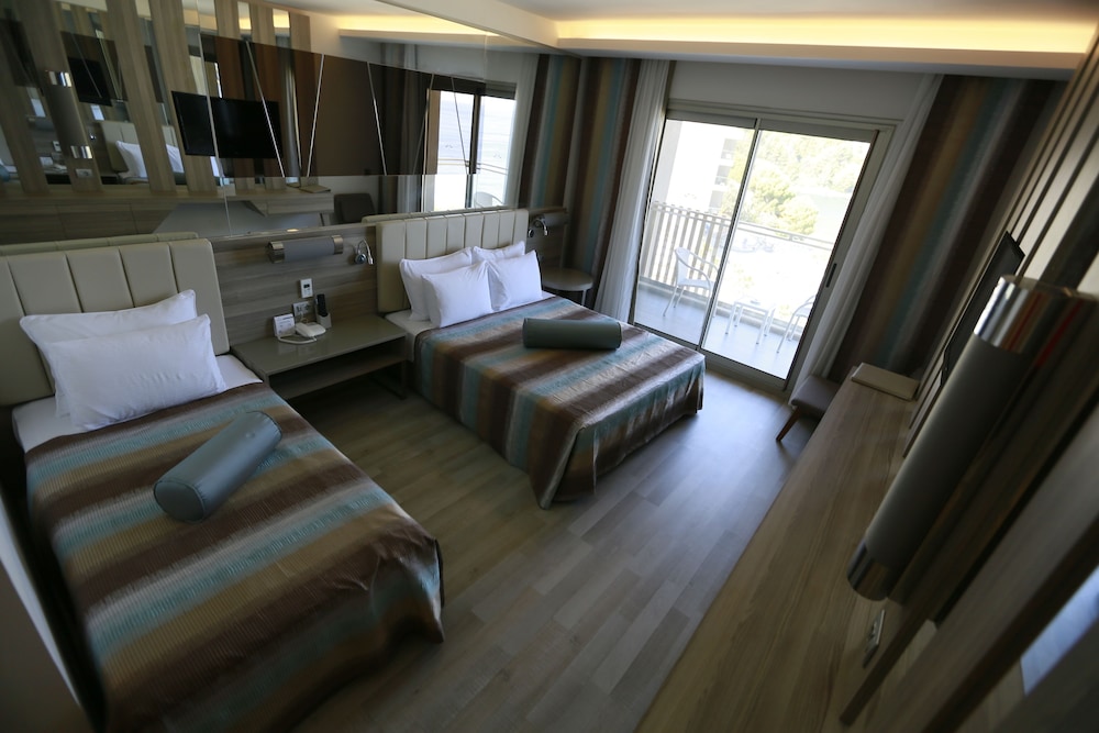 Standard Room, Partial Sea View
