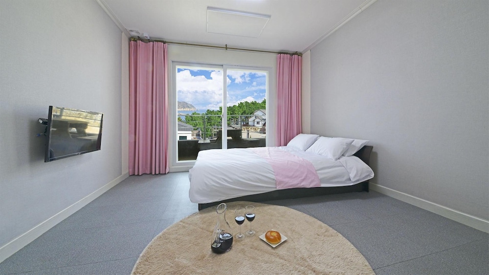 Basic Room, 1 Bedroom (201) - Photo 1