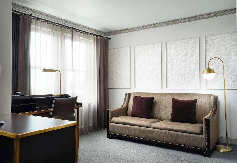Junior Suite, 1 King Bed, Accessible, Bathtub - Photo 4