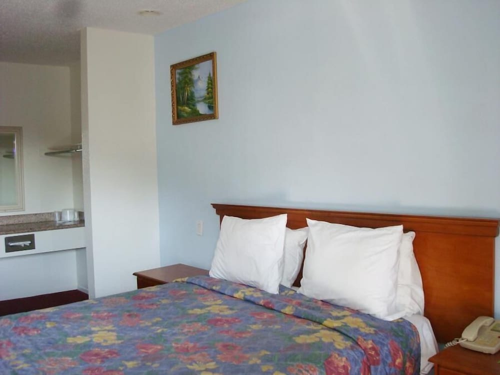 Standard Room, 1 Queen Bed, Non Smoking photo 3