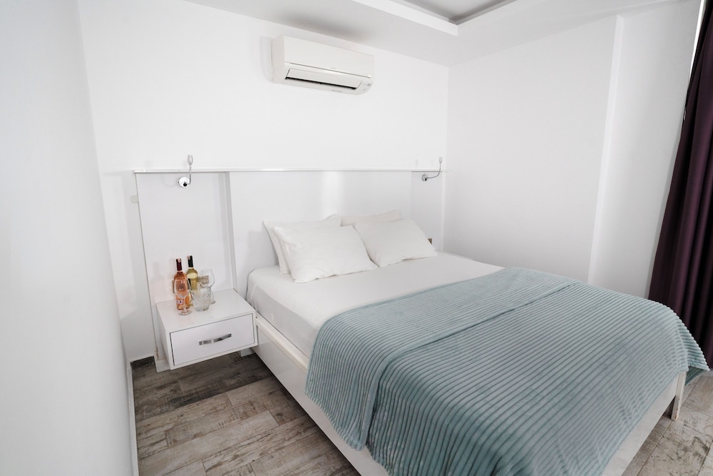 Economy Double Room, 1 King Bed, Accessible photo 2