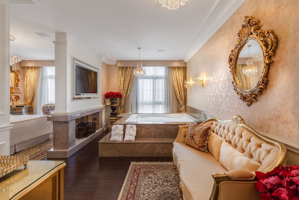 Deluxe Suite, Jetted Tub (Majestic)