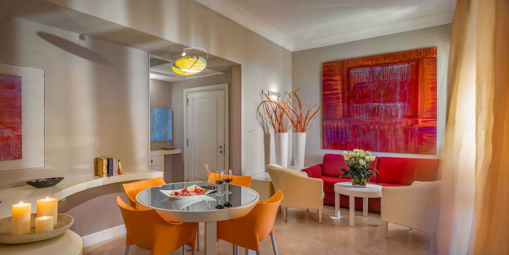 Suite, Park View - Photo 1