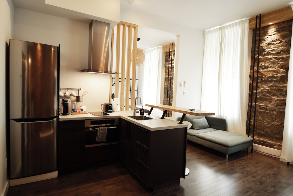 Deluxe Studio Suite, 1 Queen Bed, Kitchen photo 3