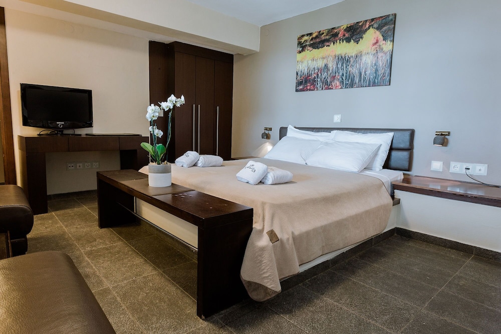 Executive Suite - Photo 2