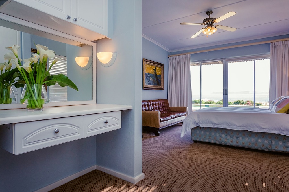 Luxury Double Room, 1 King Bed, Ocean View photo 2
