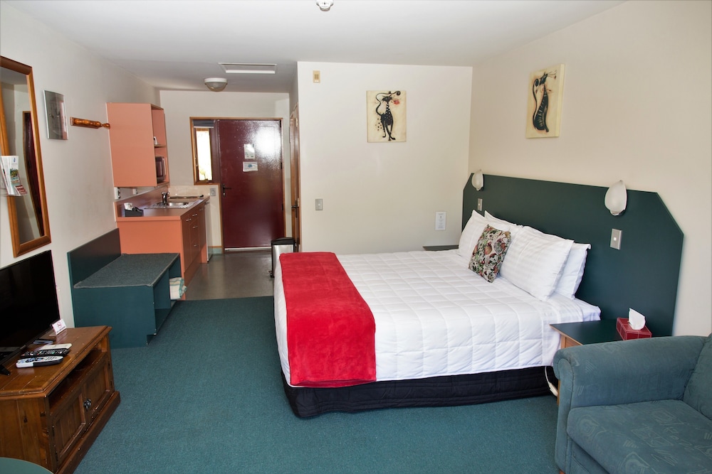 Premium Studio Suite, 1 King Bed photo 2
