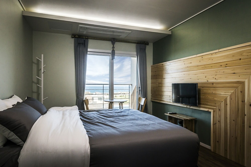 12PY Ocean Suite photo 2