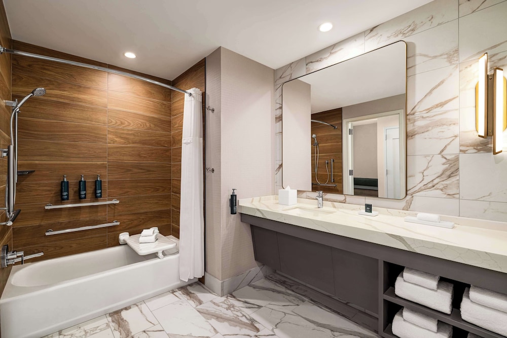Room, 1 King Bed, Accessible, Bathtub (Mobility, Hearing, Roll-In Shower) - Photo 2