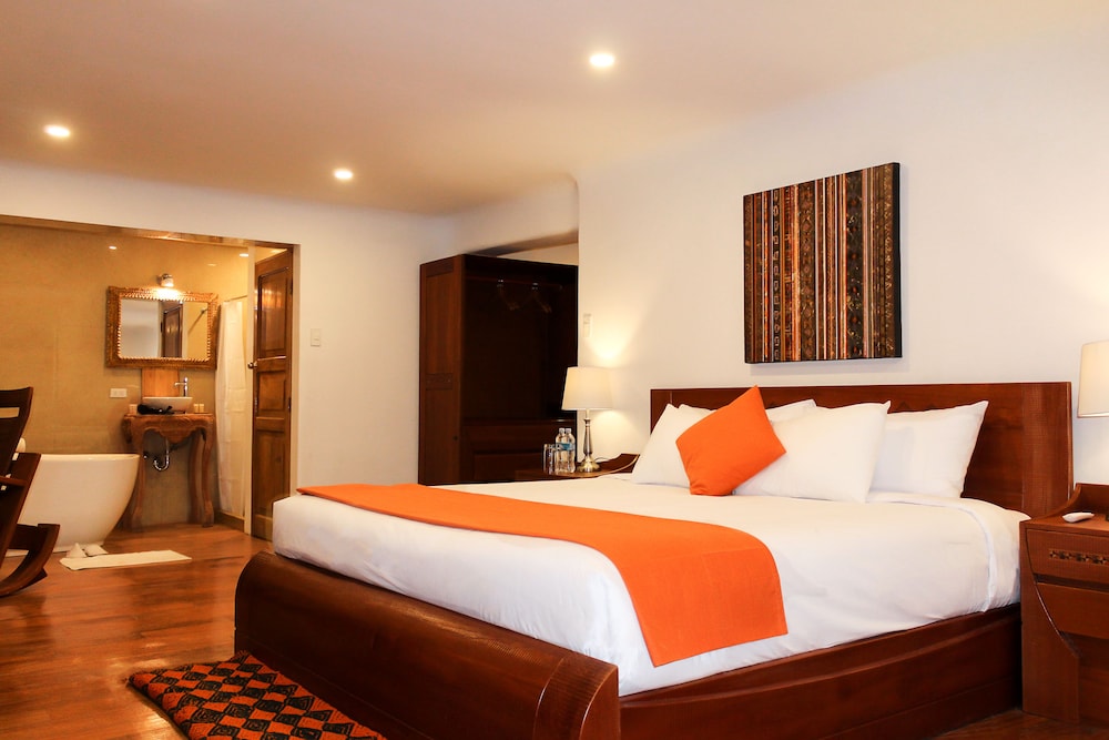 Deluxe Room, 1 King Bed photo 2