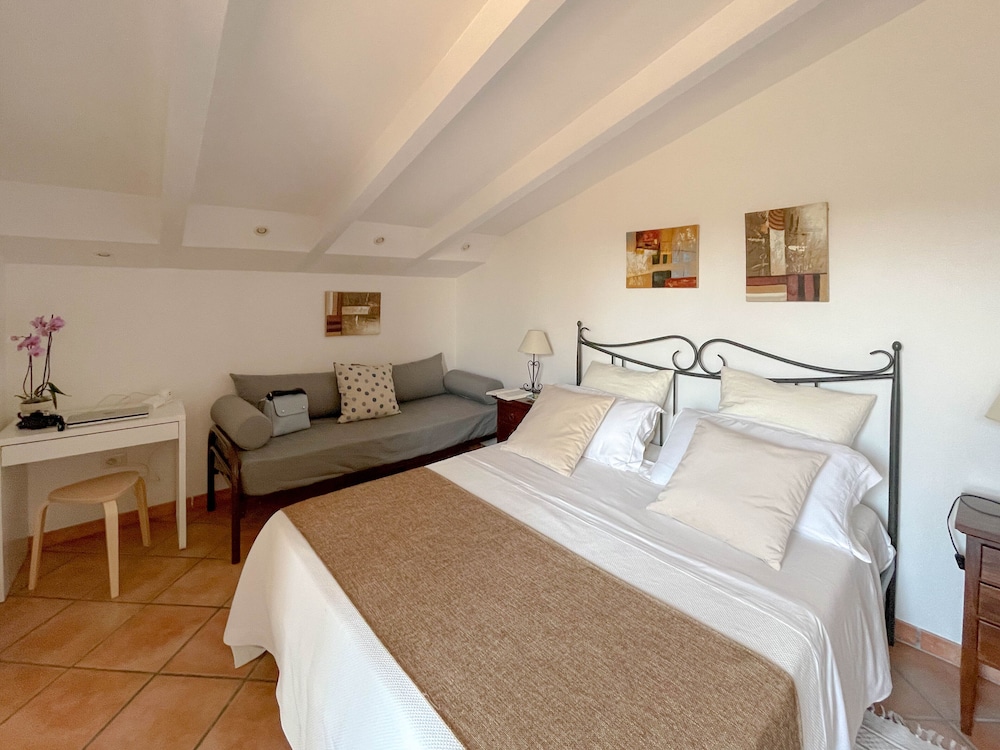 Classic Triple Room, Garden View, Tower photo 3