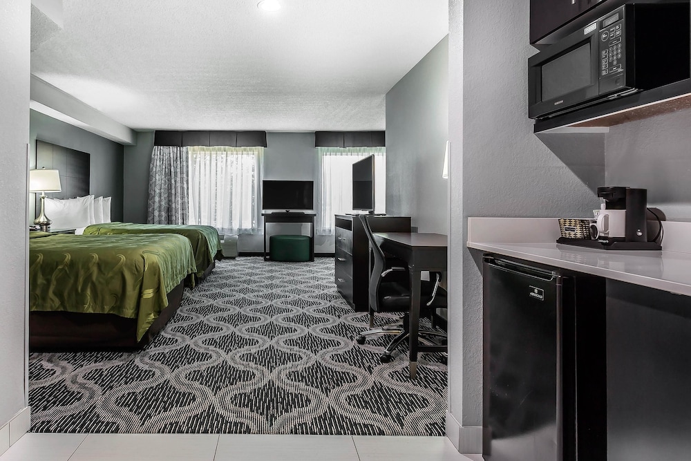 Suite, Multiple Beds, Non Smoking (2 Queen Beds, Sofa Bed) - Photo 4