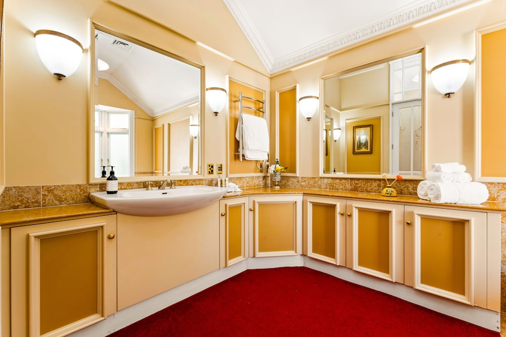 Premium Single Room thumbnail 5