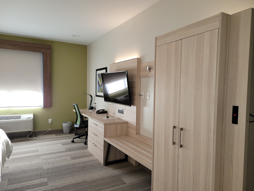 Standard Room, 1 King Bed - Photo 5