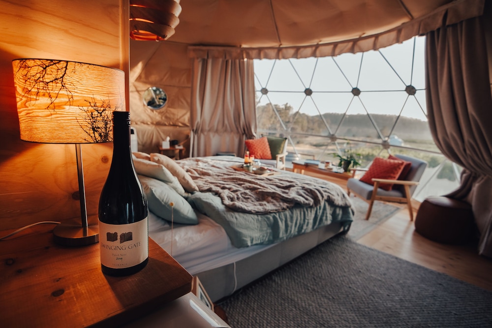 Panoramic Tent with Outdoor Tub (Sauvignon Glampers Dome)