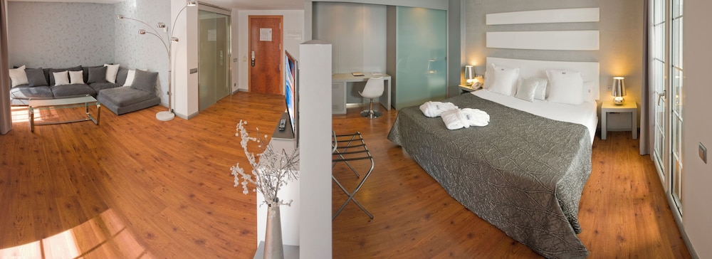 Studio Suite, 1 King Bed, Hot Tub - Photo 1