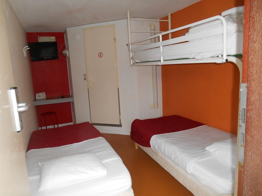 Standard Room, 3 Twin Beds - Photo 5