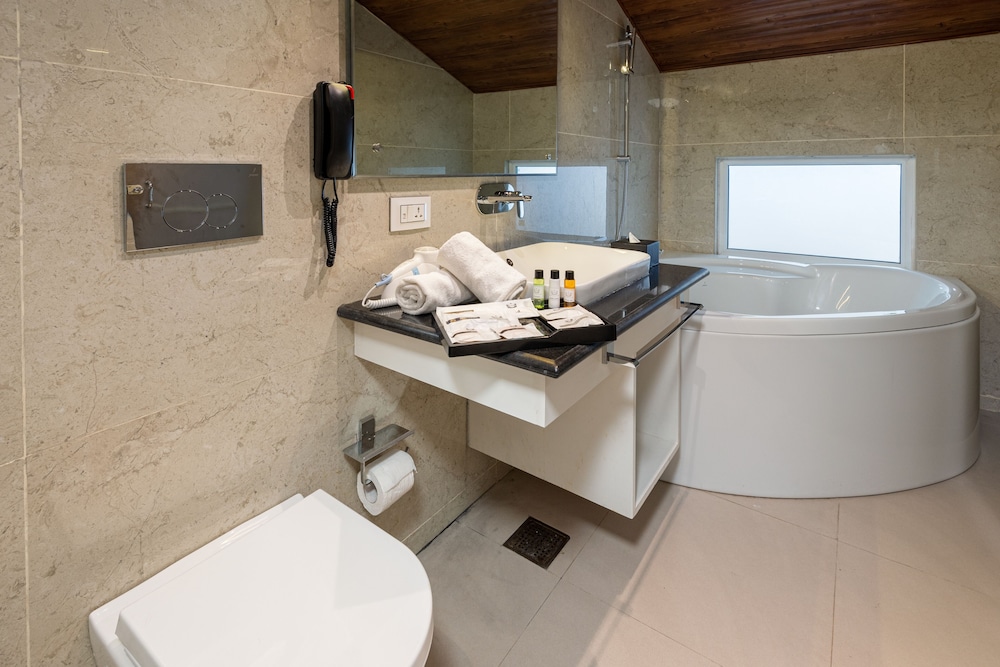 Luxury Family Suite with Bathtub photo 3