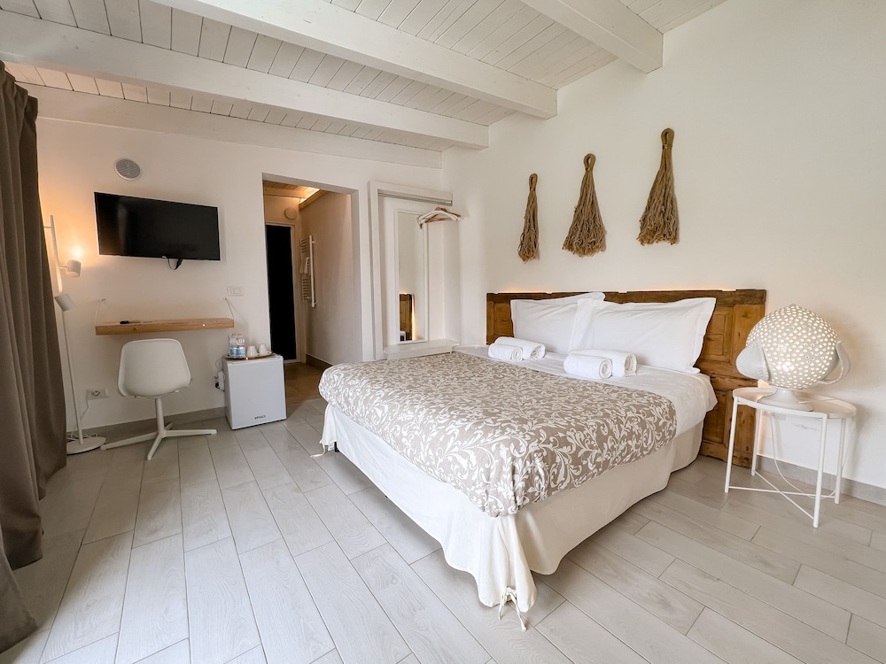 Superior Room, 1 Queen Bed with Sofa bed photo 2