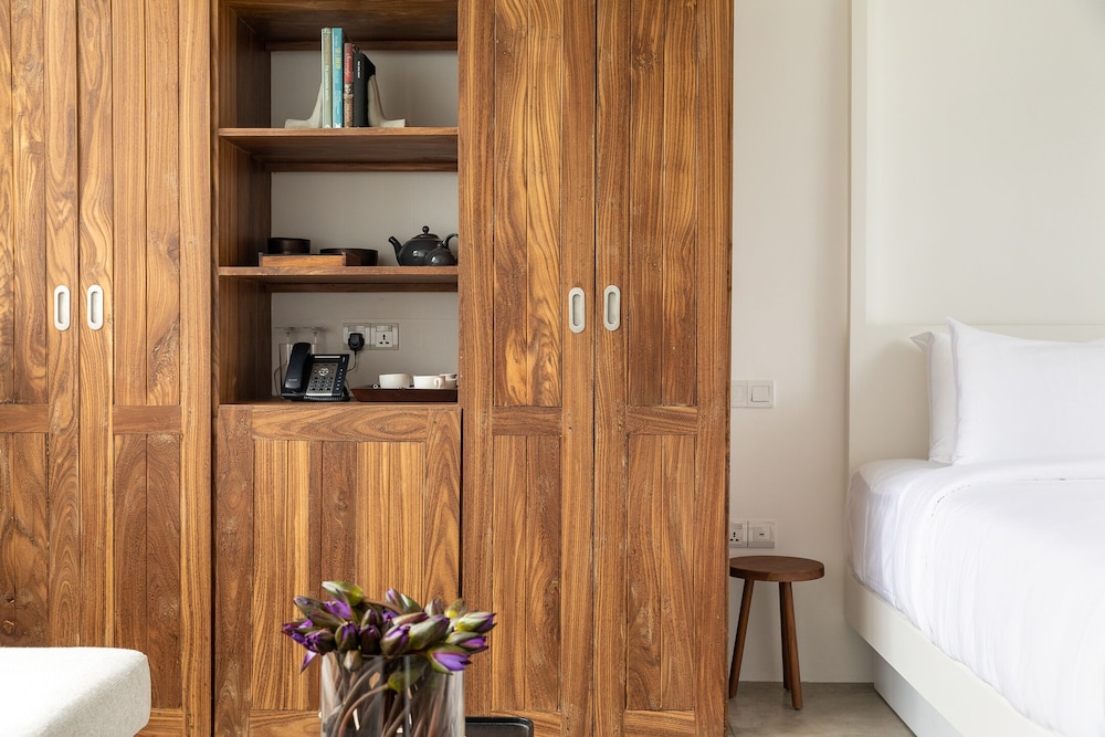 Deluxe Room, 1 King Bed, Partial Sea View, photo 6