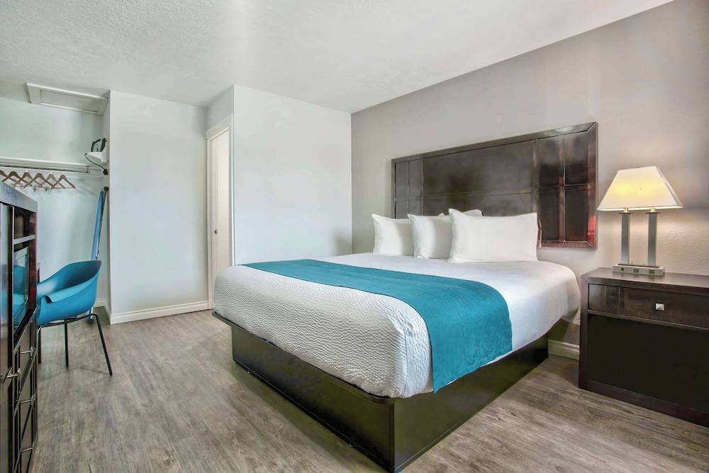 Deluxe Room, 1 King Bed, Accessible, Non Smoking photo 2