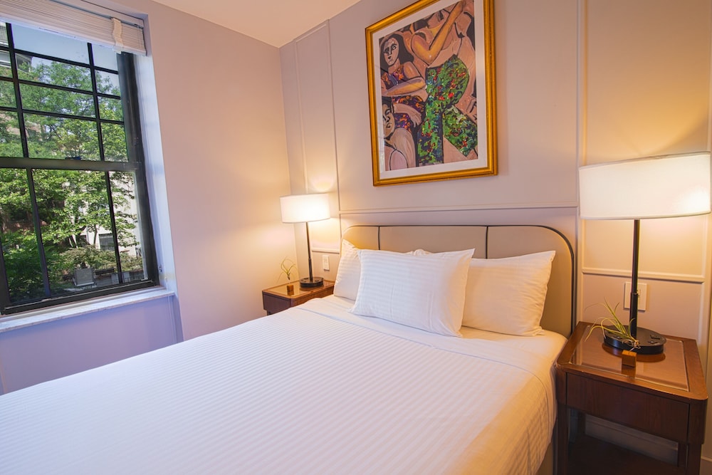 Deluxe Room, 1 Queen Bed, Accessible photo 2