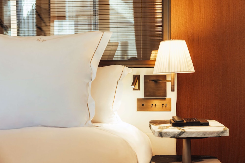Deluxe Room, 1 King Bed, Air conditioning photo 2