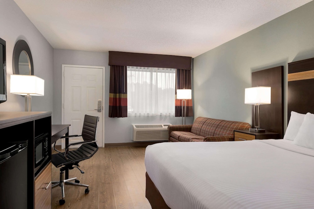Studio Suite, 1 King Bed, Non Smoking - Photo 3