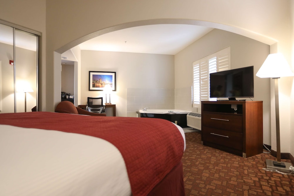 Suite, 1 King Bed, Non Smoking, Jetted Tub - Photo 4