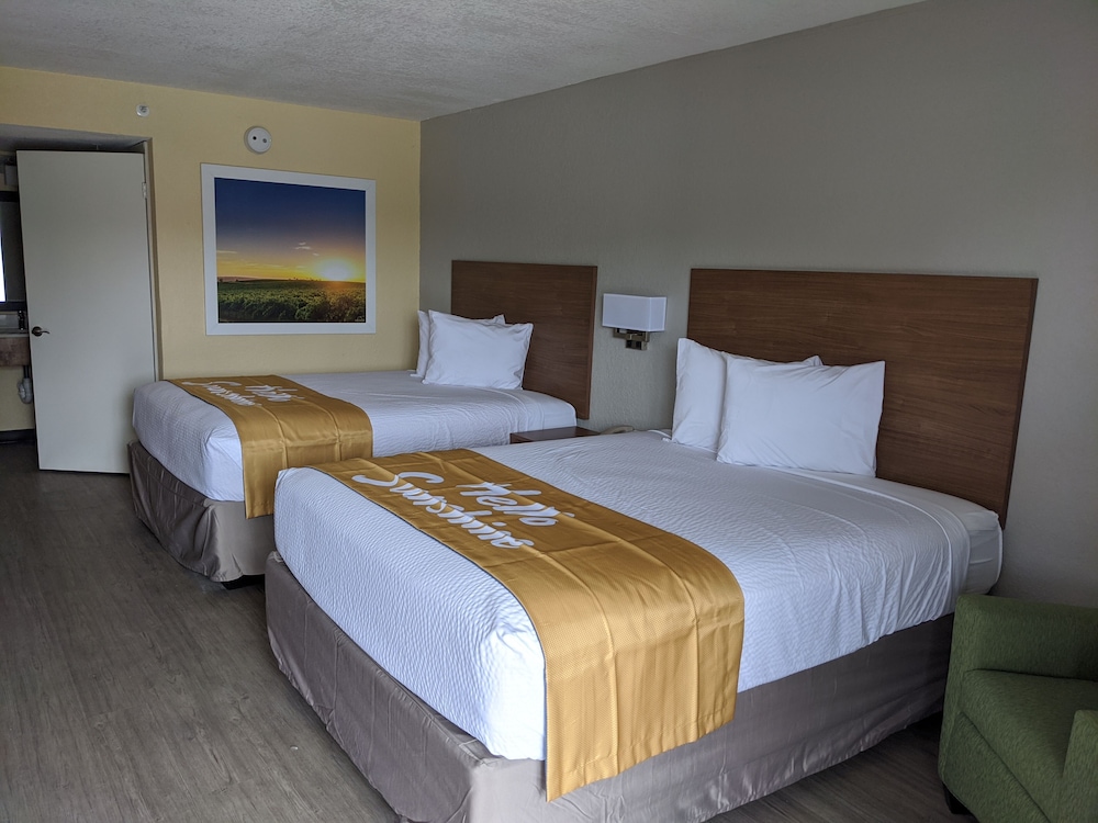 Room, 2 Queen Beds, Non Smoking - Photo 9