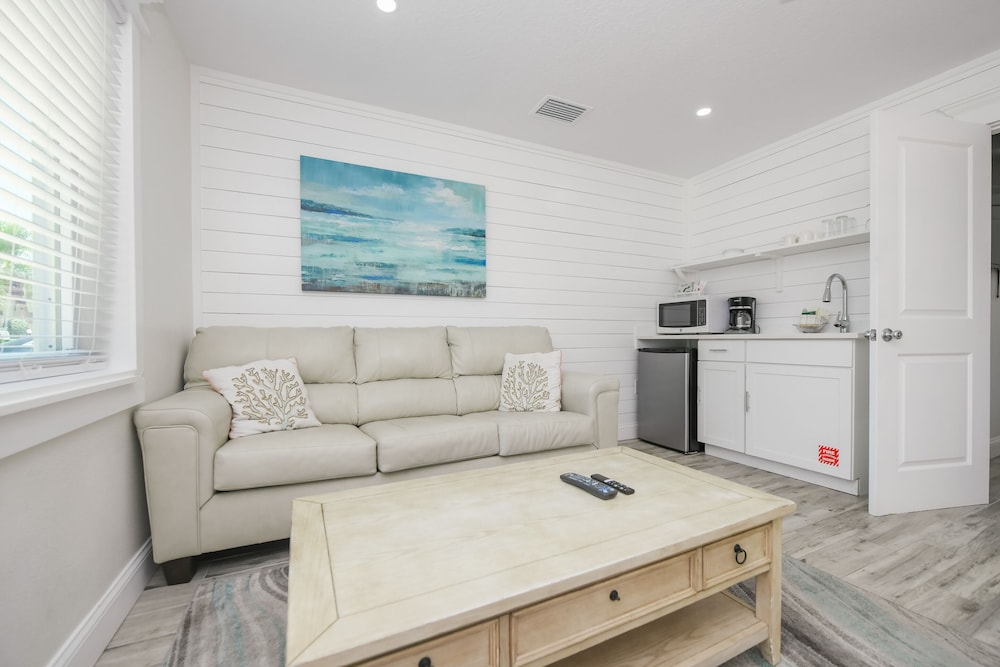 Suite - Photo 1