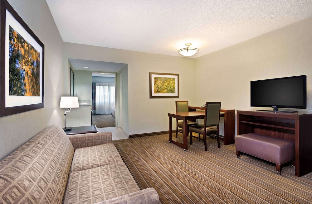 Suite, 1 King Bed - Photo 3