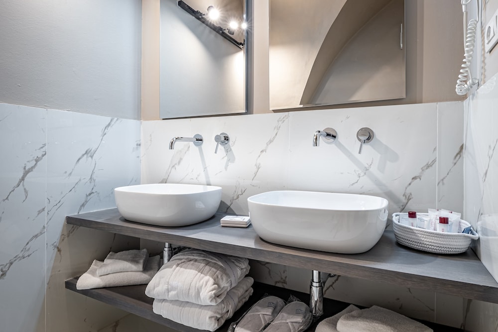 Deluxe Suite (Jacuzzi) - Photo 6