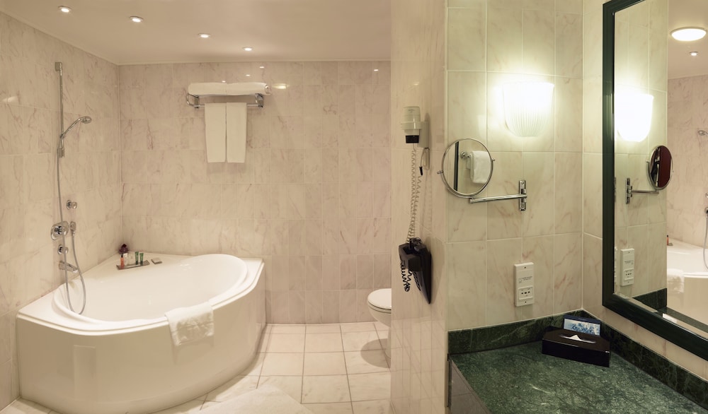 Suite, 2 Twin Beds (Ambassador) thumbnail 5