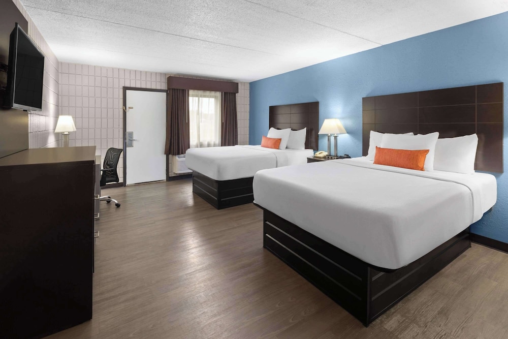 Room, 2 Queen Beds, Non Smoking, Poolside (Pet-Friendly) - Photo 1