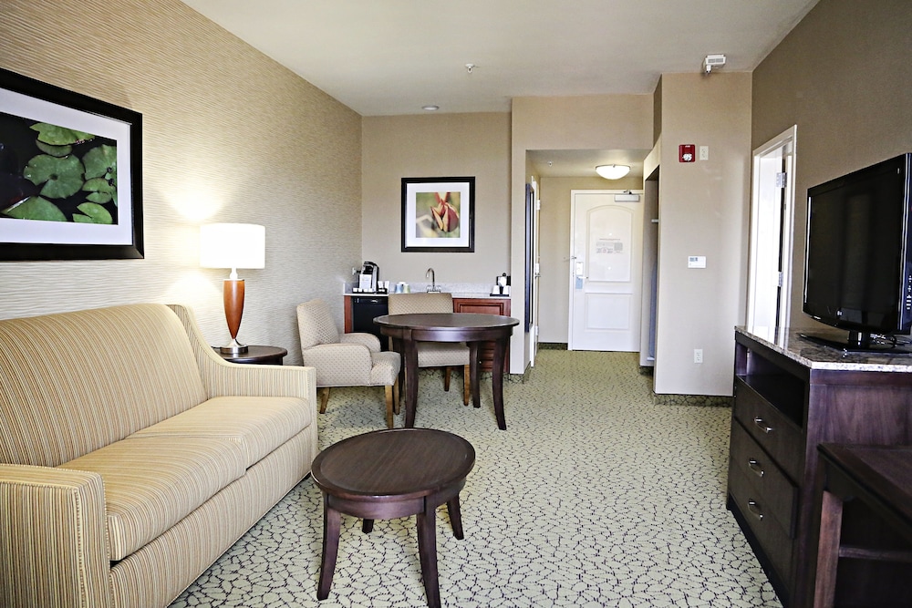 King Bedroom Whirlpool Suite - Photo 2