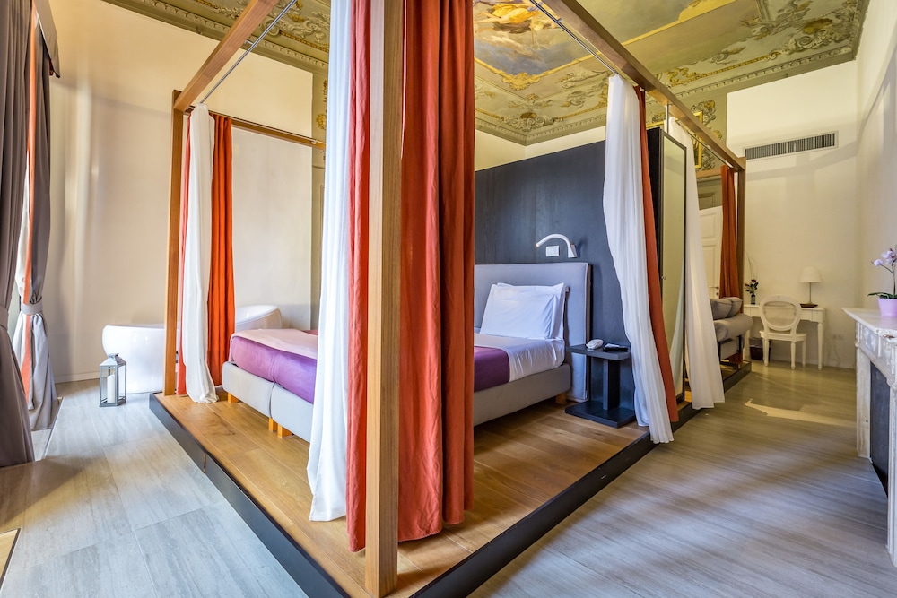 Luxury Suite - Photo 10