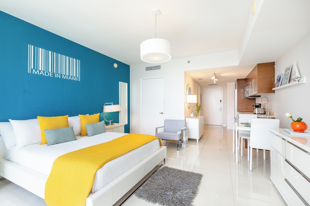 Business Studio Suite, 1 Queen, Balcony, City/River ViewÂ 4505
