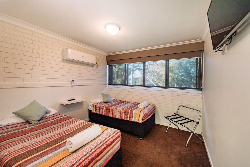 Small Family Suite with Kitchenette (1 Queen and 2 Single Beds) photo 3