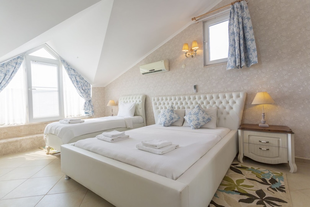 Villa photo 1