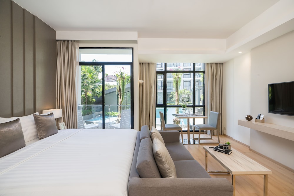 Deluxe Room, Pool View - Photo 18