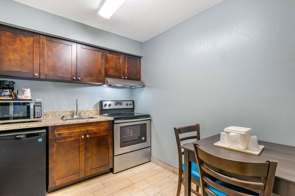 Suite, Multiple Beds, Non Smoking, Kitchen (2 Queen Beds, 1 Sofa Bed) - Photo 7