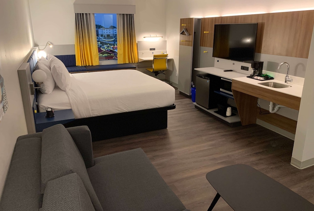 Studio Suite, 1 King Bed, Non Smoking photo 2