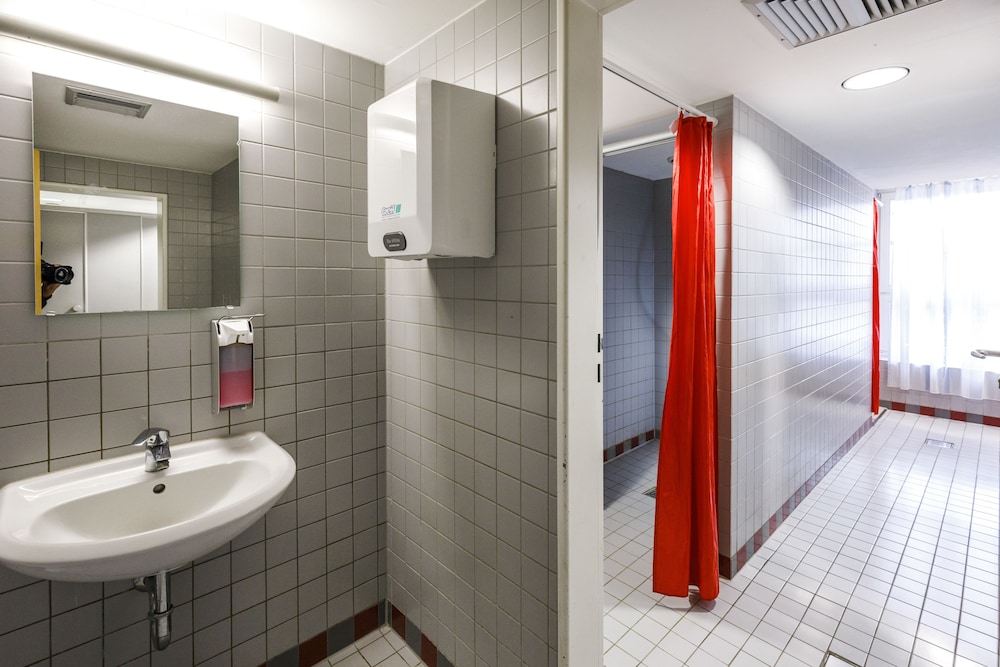 Room, Shared Bathroom photo 3