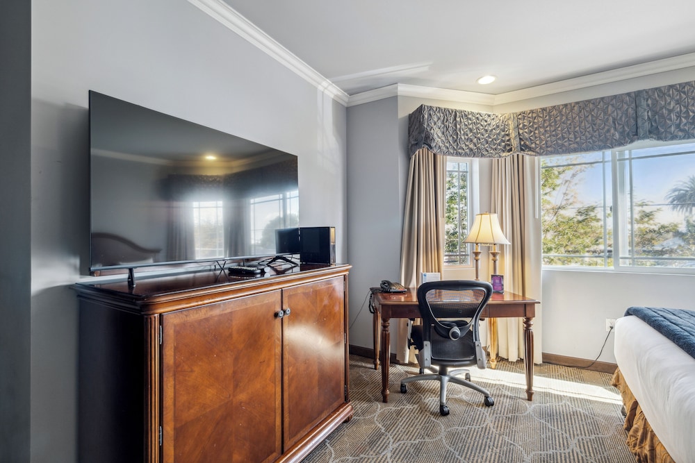 Premium Double Room, 1 Queen Bed with Sofa bed, Refrigerator & Microwave - Photo 3