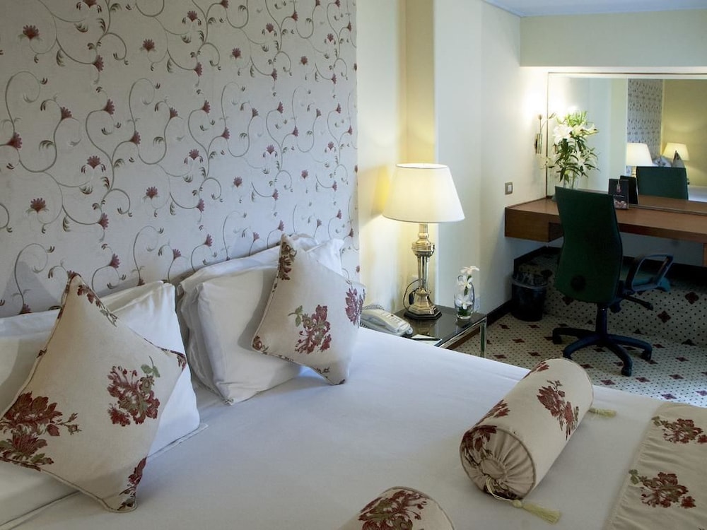 Avari World Traveller Room photo 3