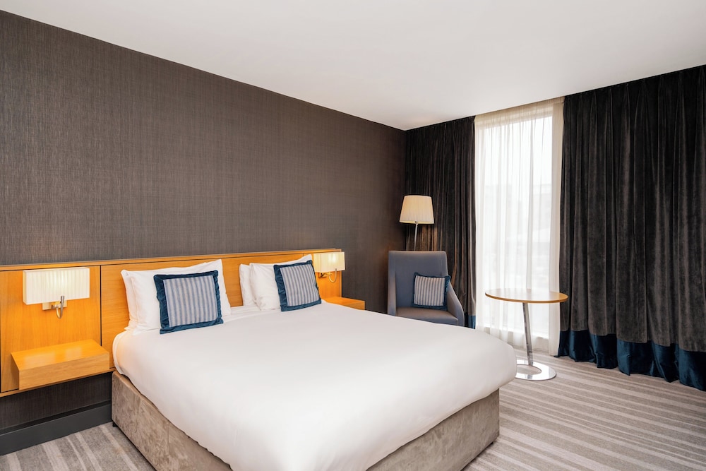 Standard Room, 1 Queen Bed (Double Rain Shower)