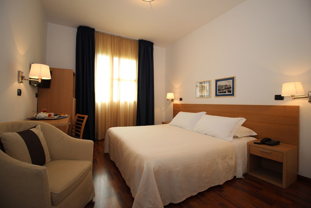 Standard Double Room Single Use, Garden View