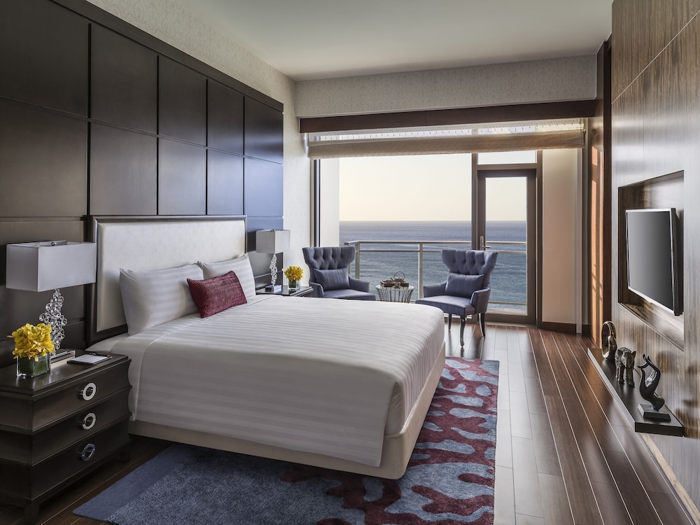 Premier Room,1King Bed,Oceanfront- Children(6-11 yrs old) will incur additional charge for breakfast photo 3